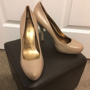 Guess covered platform pump